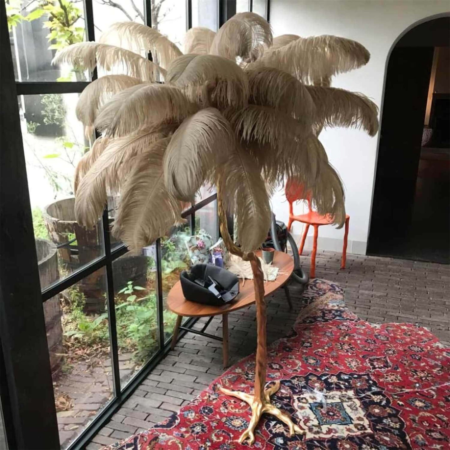 Lámpara de pie de plumas de avestruz