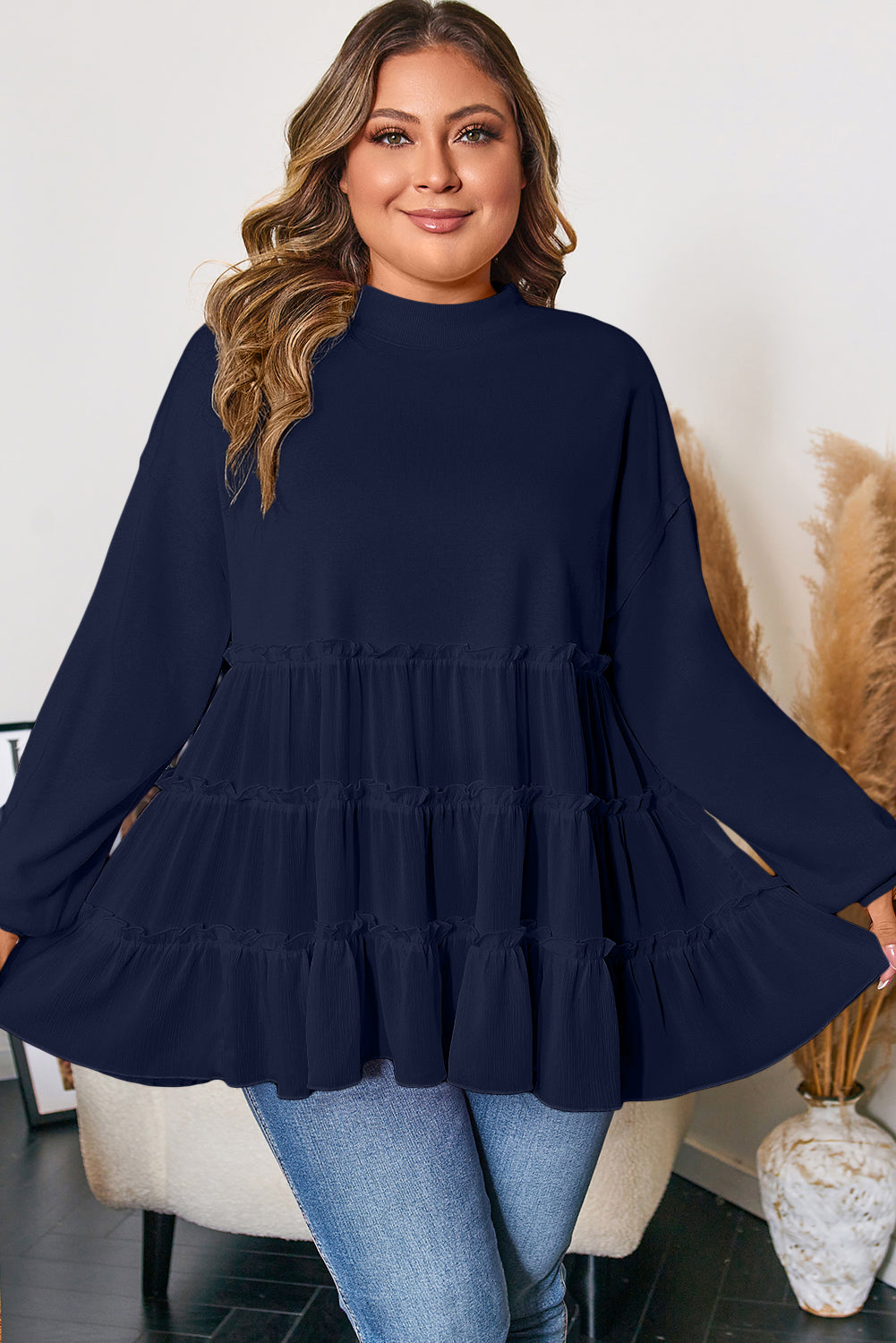 Top de talla grande azul marino con cuello redondo acanalado y volantes escalonados