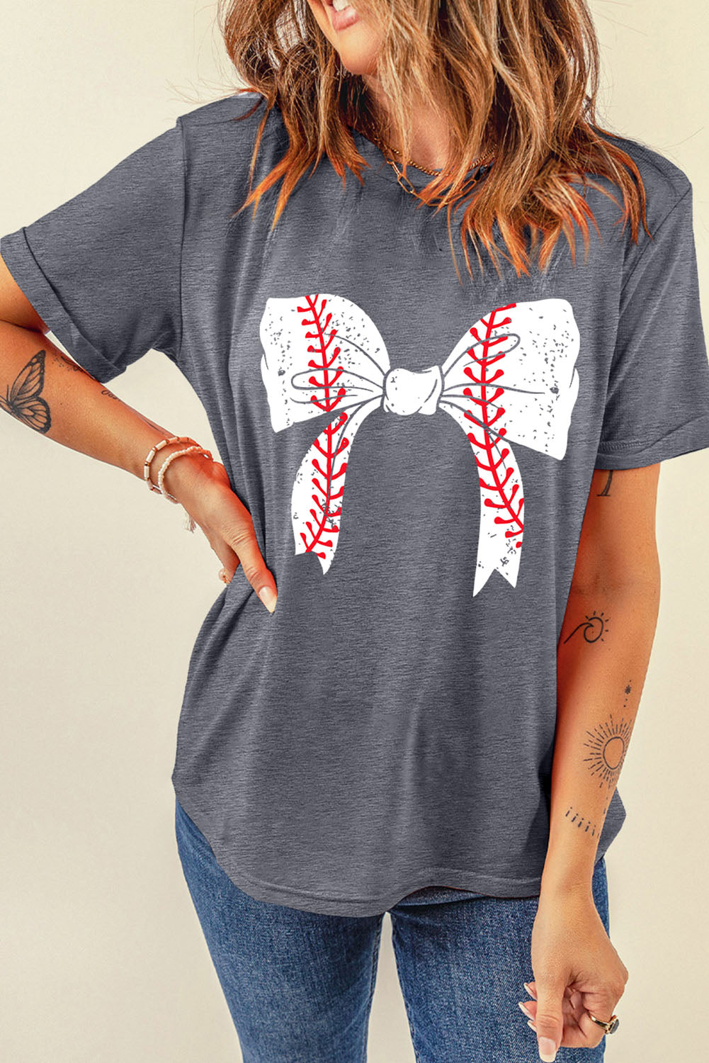 Camiseta gris casual de béisbol con nudo y mangas remangadas con estampado