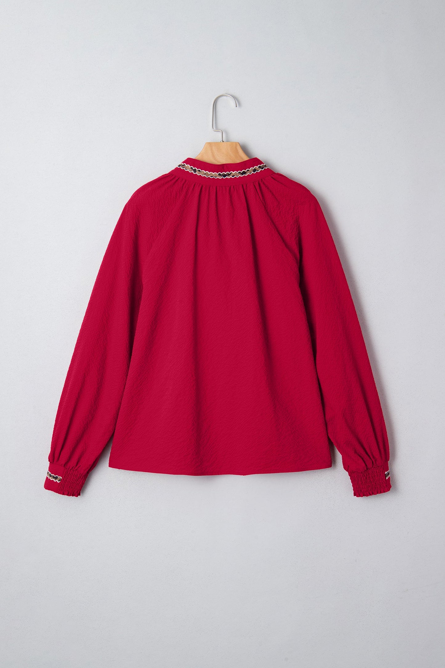 Blusa texturizada con cuello en V y estampado de jacquard de leopardo rojo de carreras