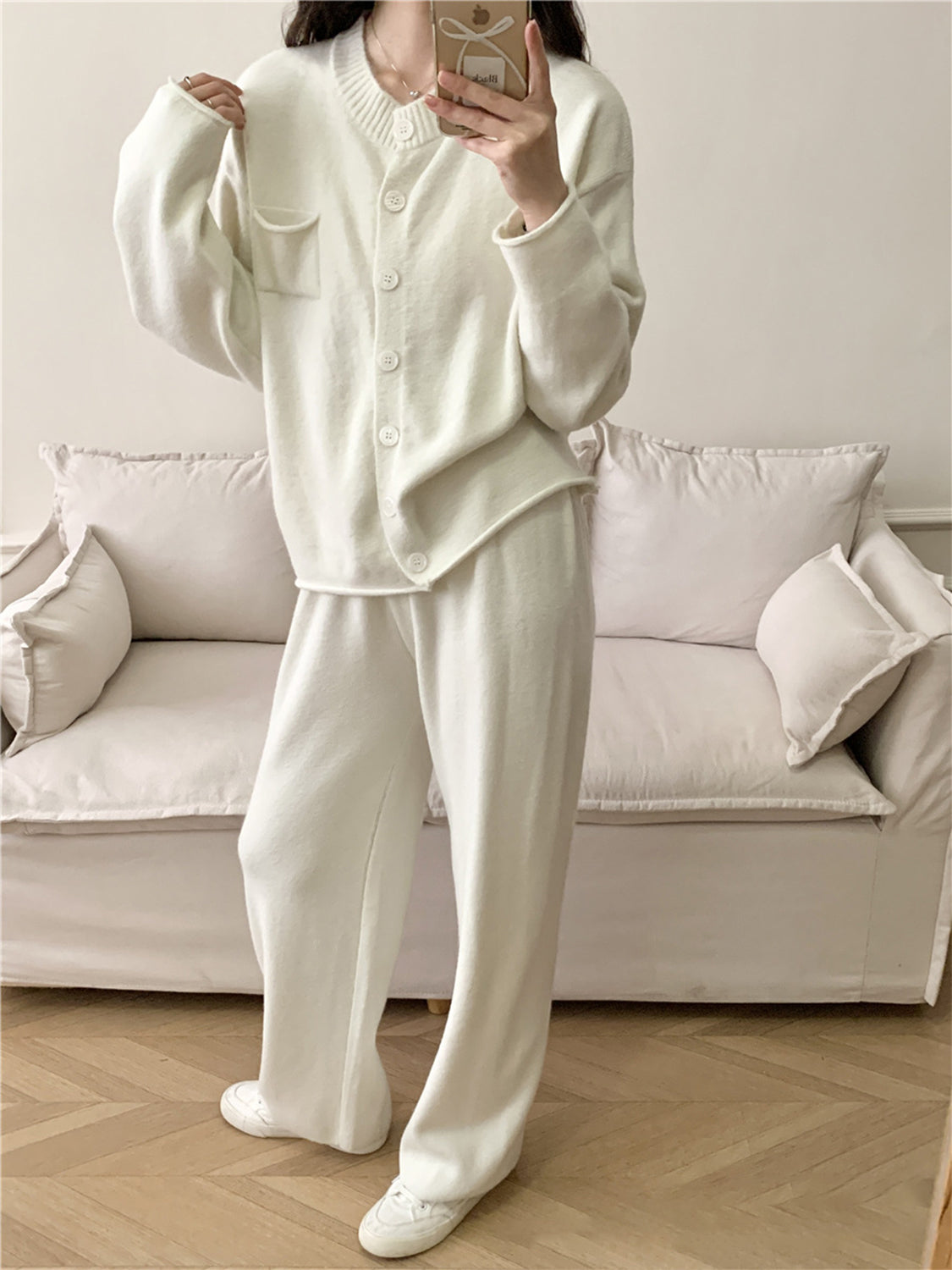 Conjunto de cárdigan con cuello redondo y botones, y pantalón
