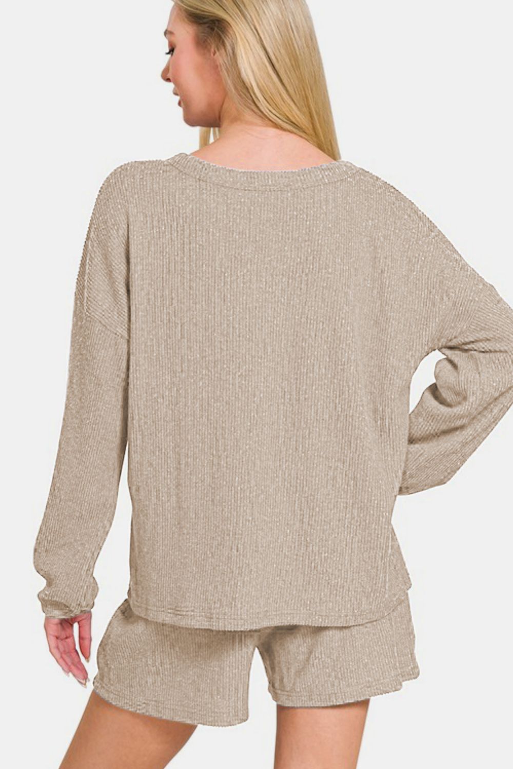 Conjunto de top de manga larga con cuello de pico y shorts de canalé Zenana