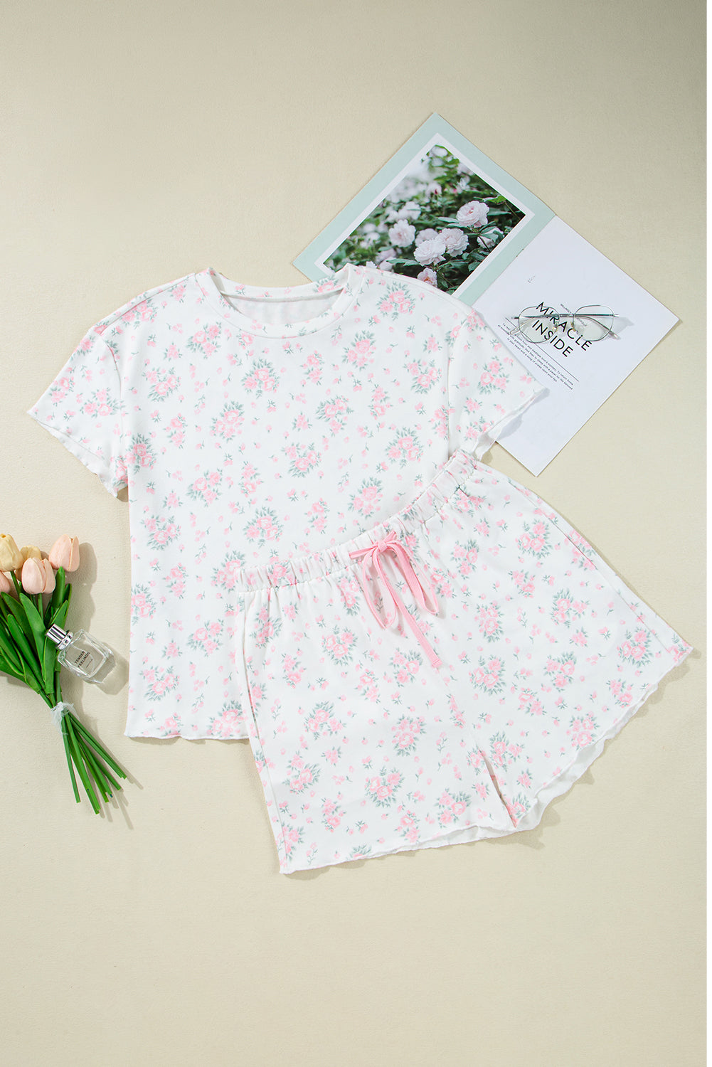 Conjunto de pijama de camiseta con ribete de lechuga y pantalones cortos con estampado floral rosa