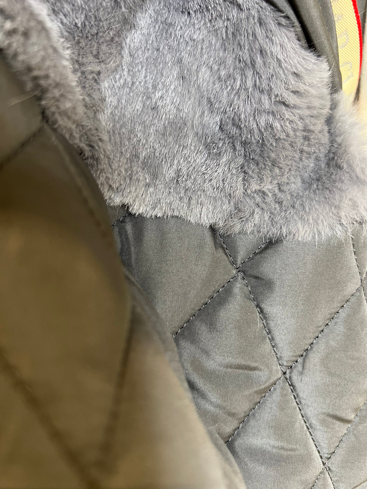 Parka Forrada con Capucha de Zorro Plateado Genuino y Aislamiento de Conejo