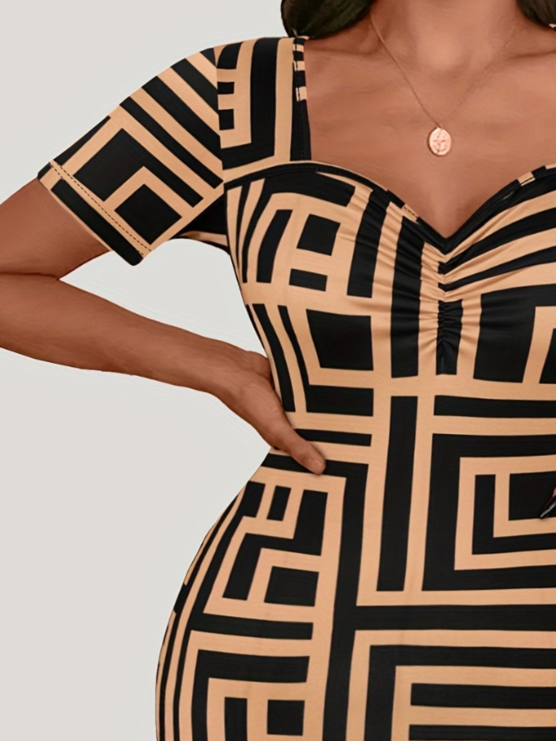 Minivestido de talla grande con escote corazón y manga corta