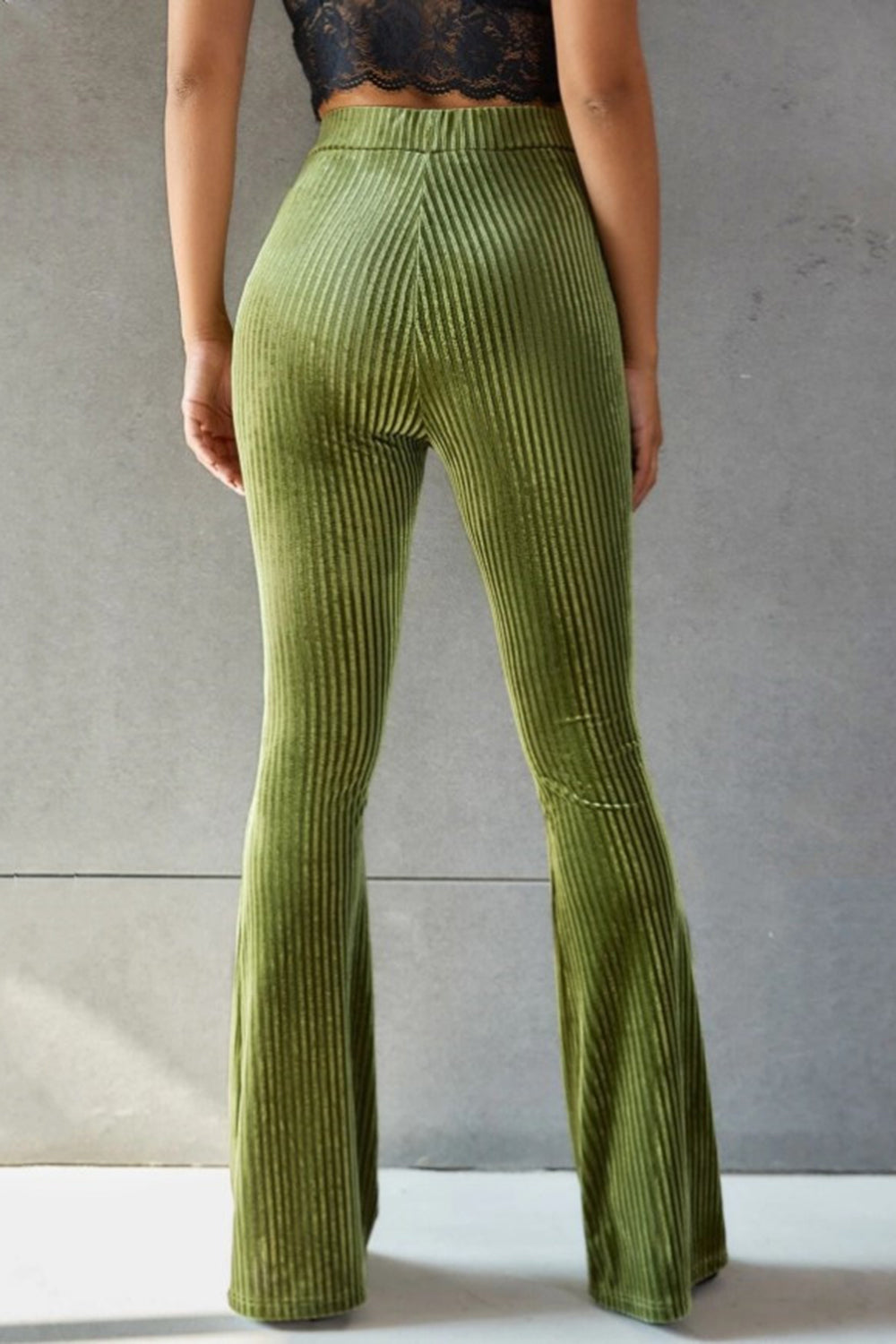 Pantalones acampanados de tiro alto acanalados