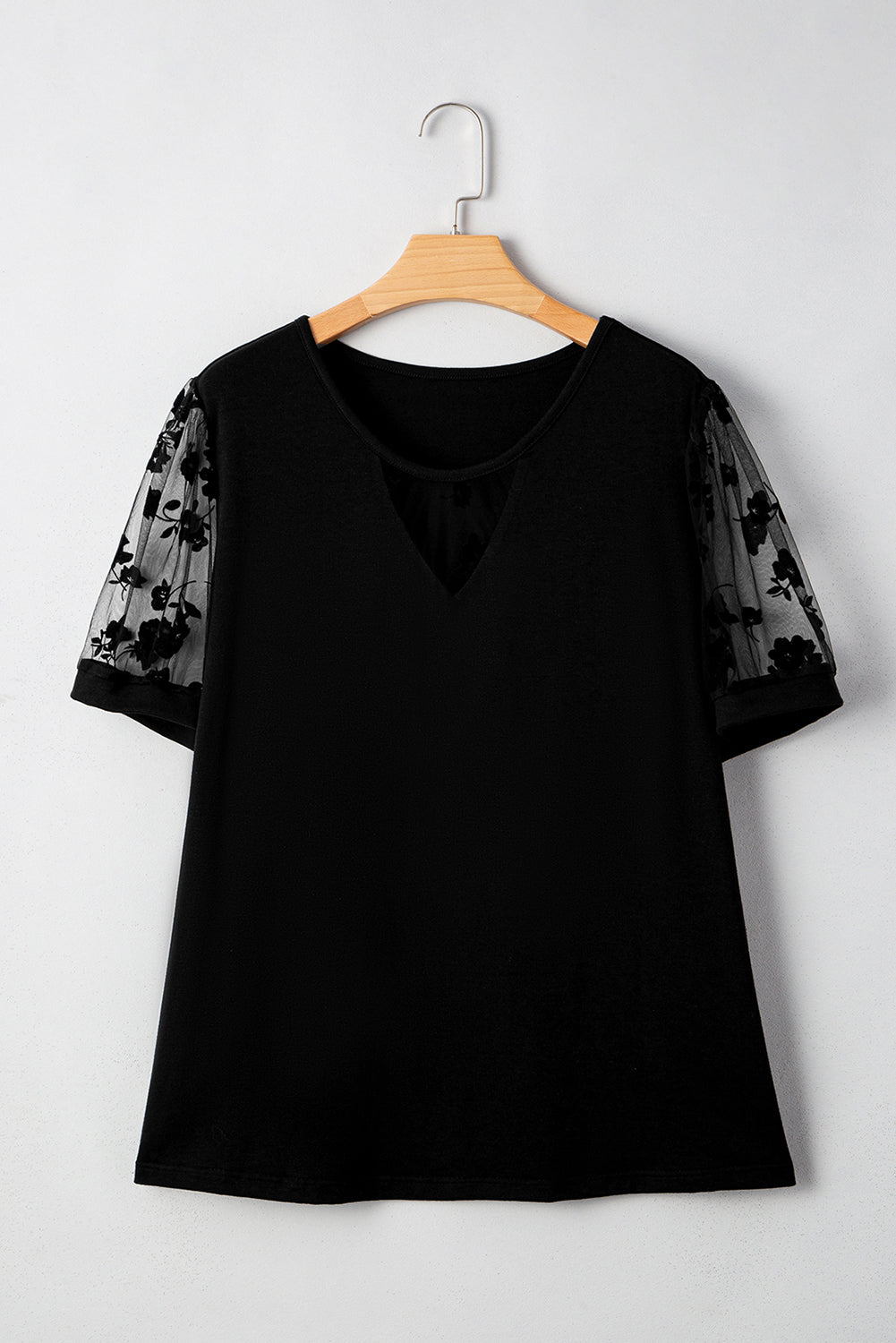 Camiseta Negra de Talla Grande con Estampado Floral de Malla y Escote en V Suelto