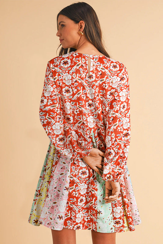 Minivestido plisado de manga larga con retazos florales de colores rojos