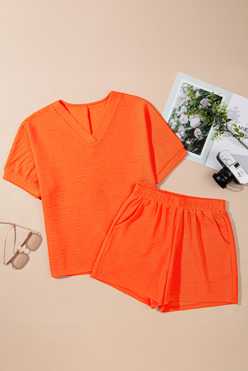Conjunto de camiseta con textura naranja con cuello en V y pantalón corto