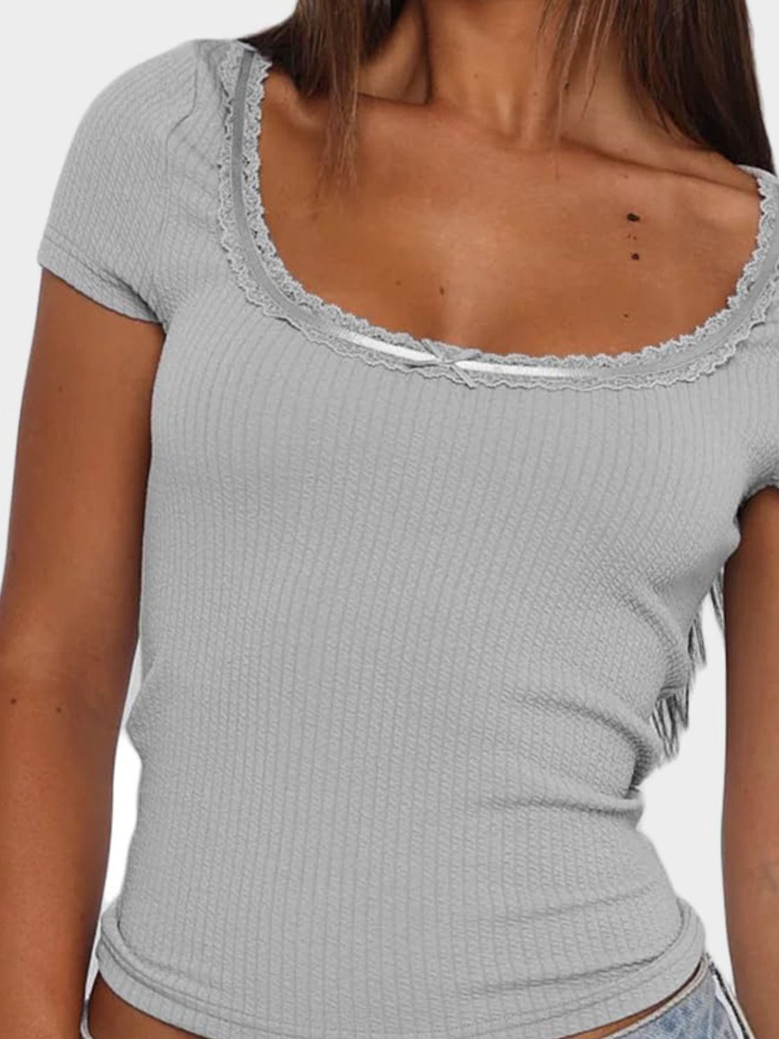 Camiseta de manga corta con cuello redondo y detalles de encaje