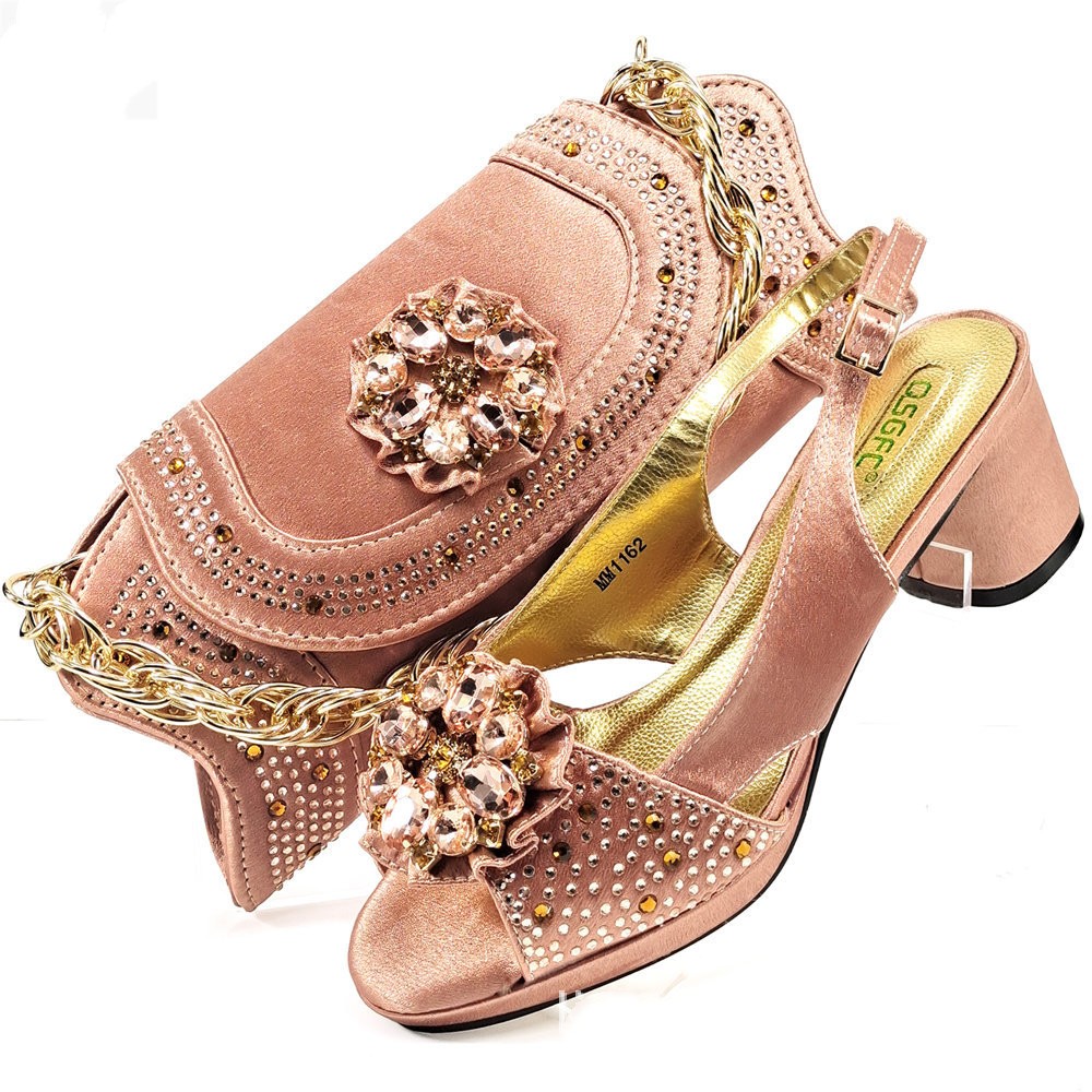 Fiesta de noche con zapatos de tacón de aguja con diamantes de imitación y bolso de mano. Consulta la tabla de tallas en "más detalles".