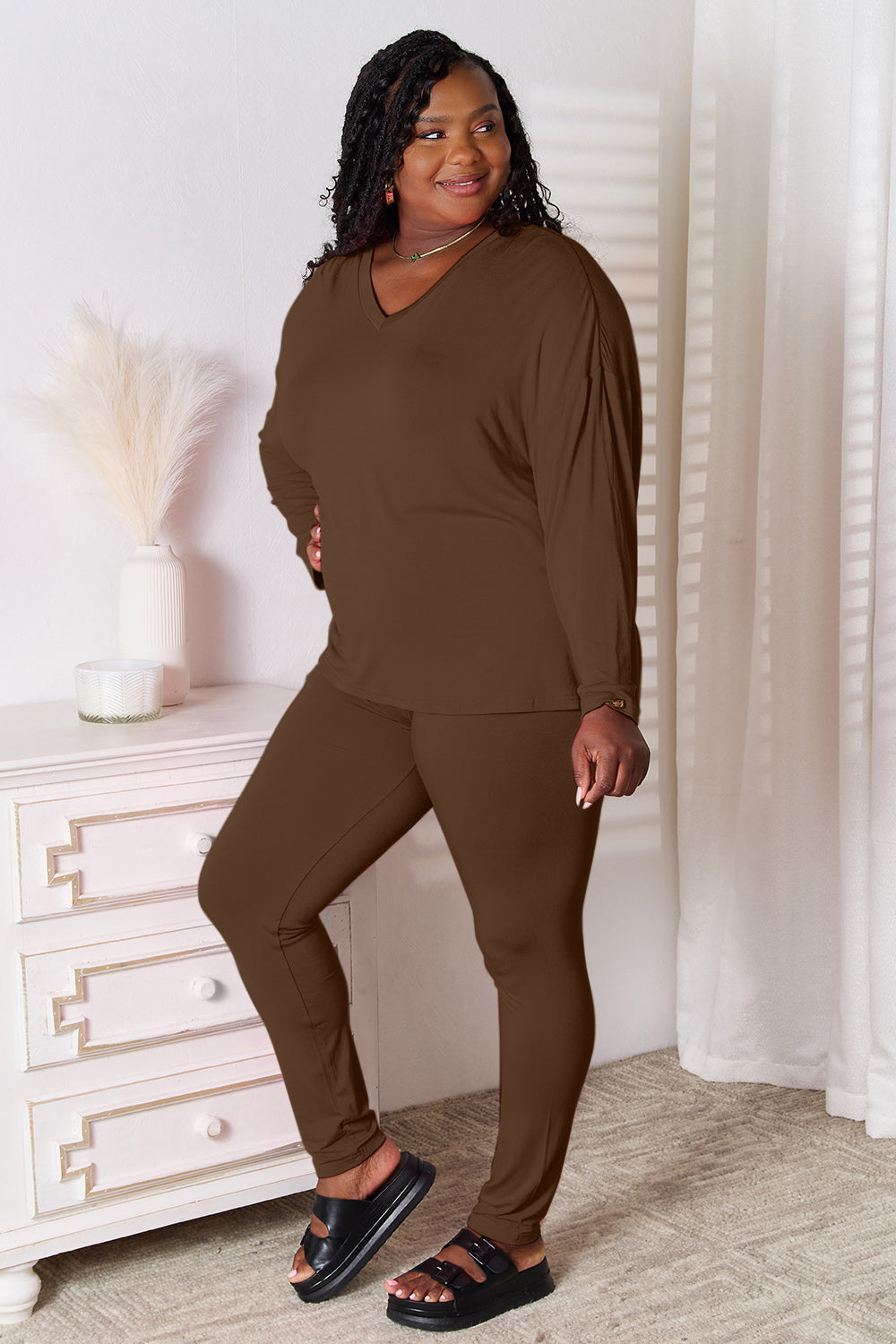 Conjunto de loungewear de pantalón y top de manga larga de rayón suave con cuello en V Basic Bae de talla grande