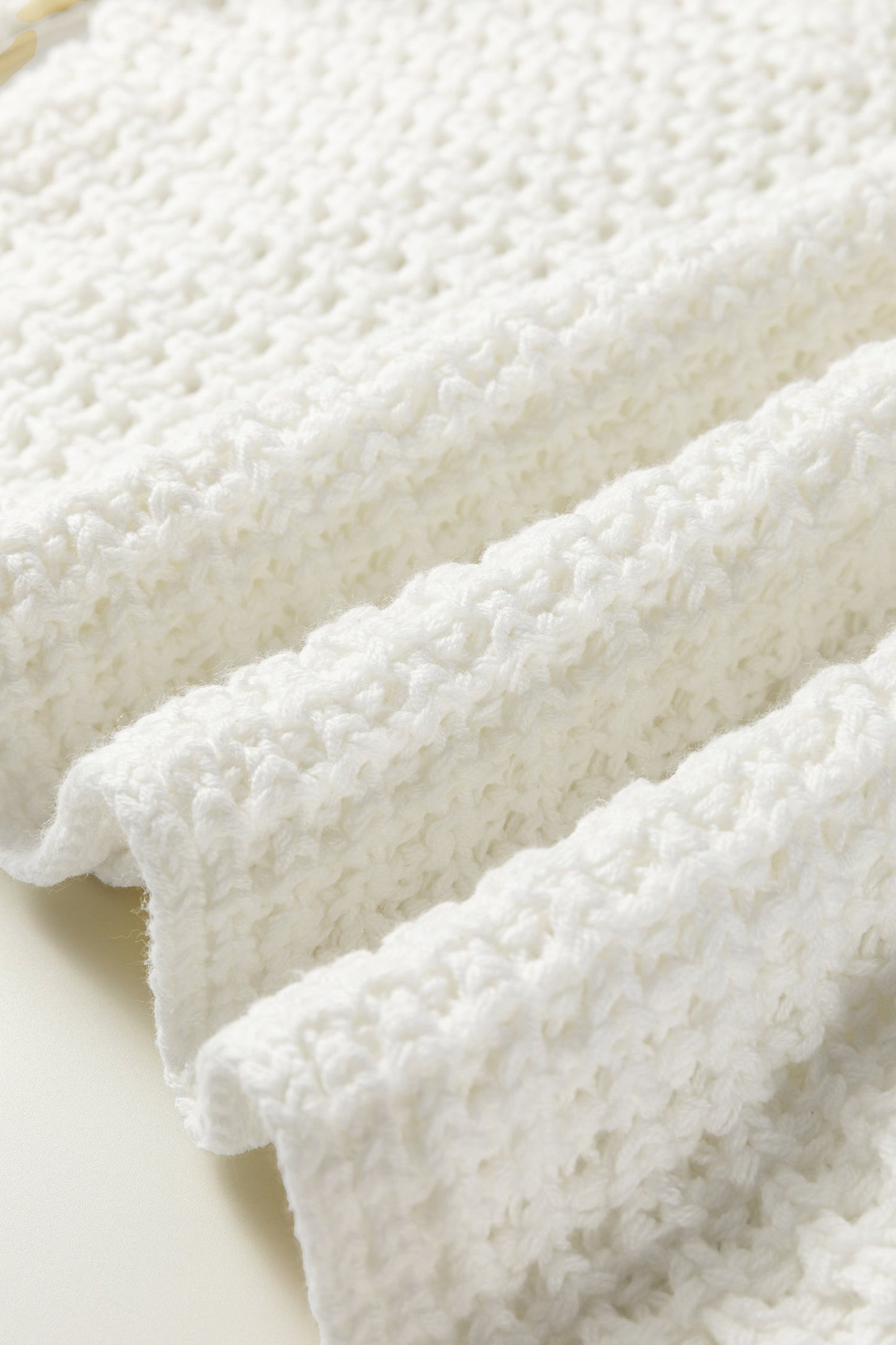 Suéter holgado con mangas anchas y detalles calados blancos