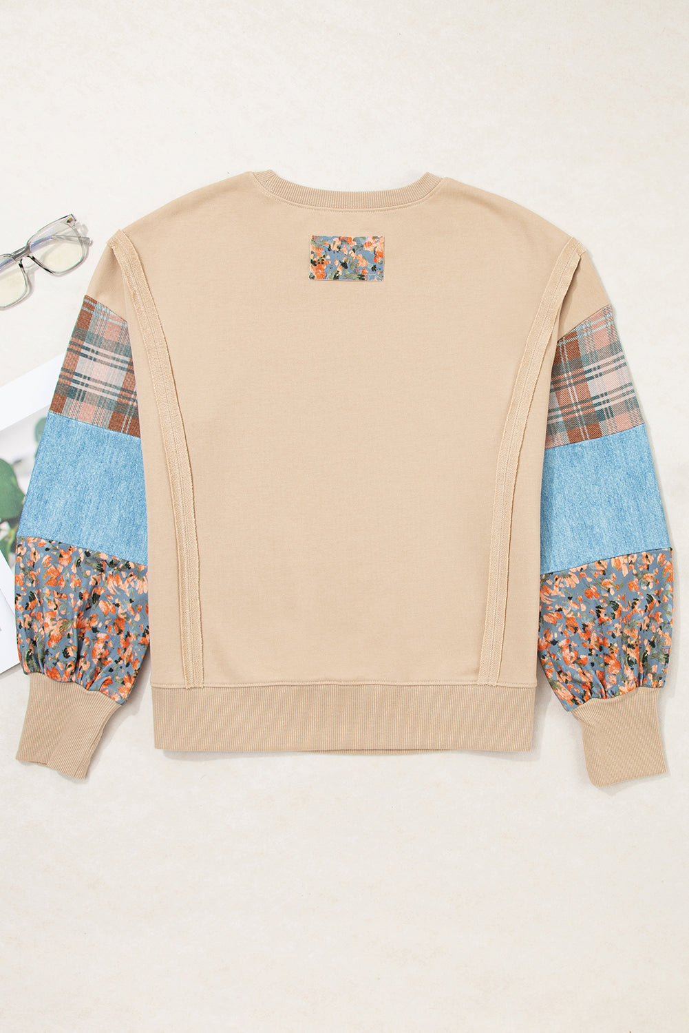 Sudadera de retazos de cuadros gris humo con costuras sin rematar en las mangas