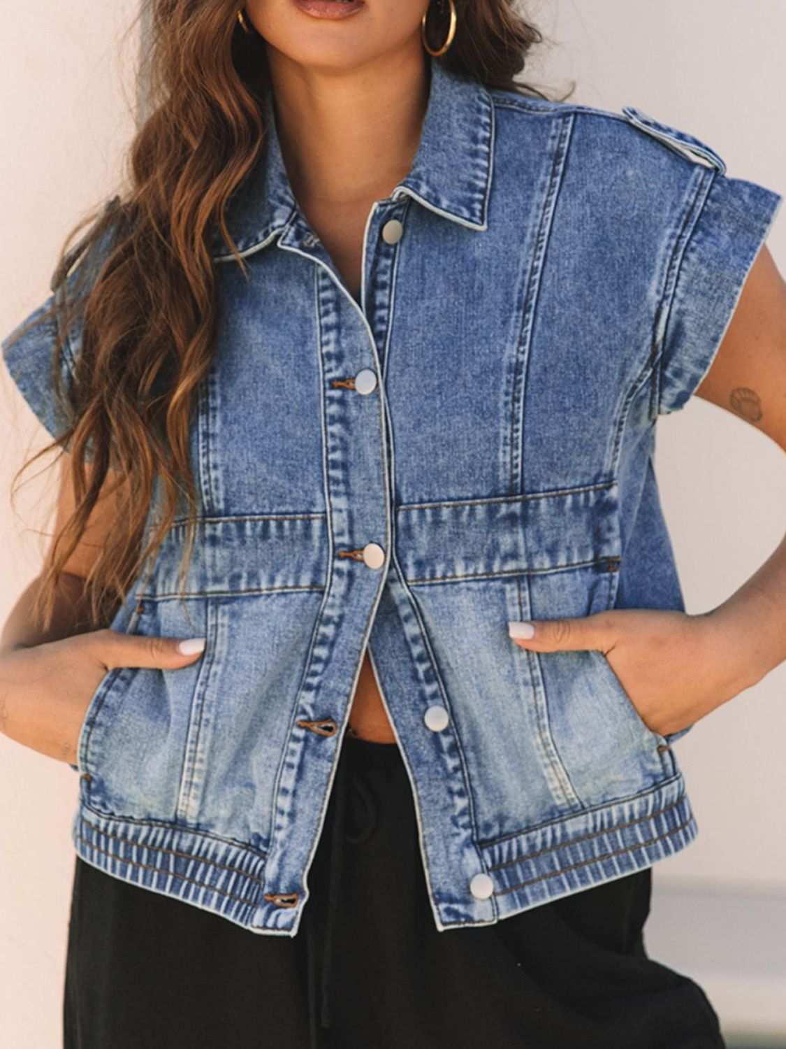 Chaqueta vaquera con botones y manga casquillo