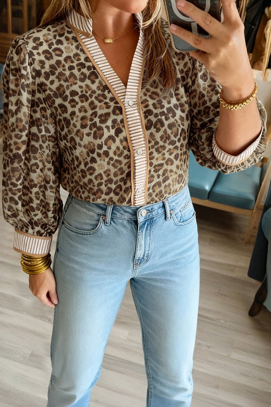 Camisa de leopardo con cuello en V, ribete a rayas en contraste caqui