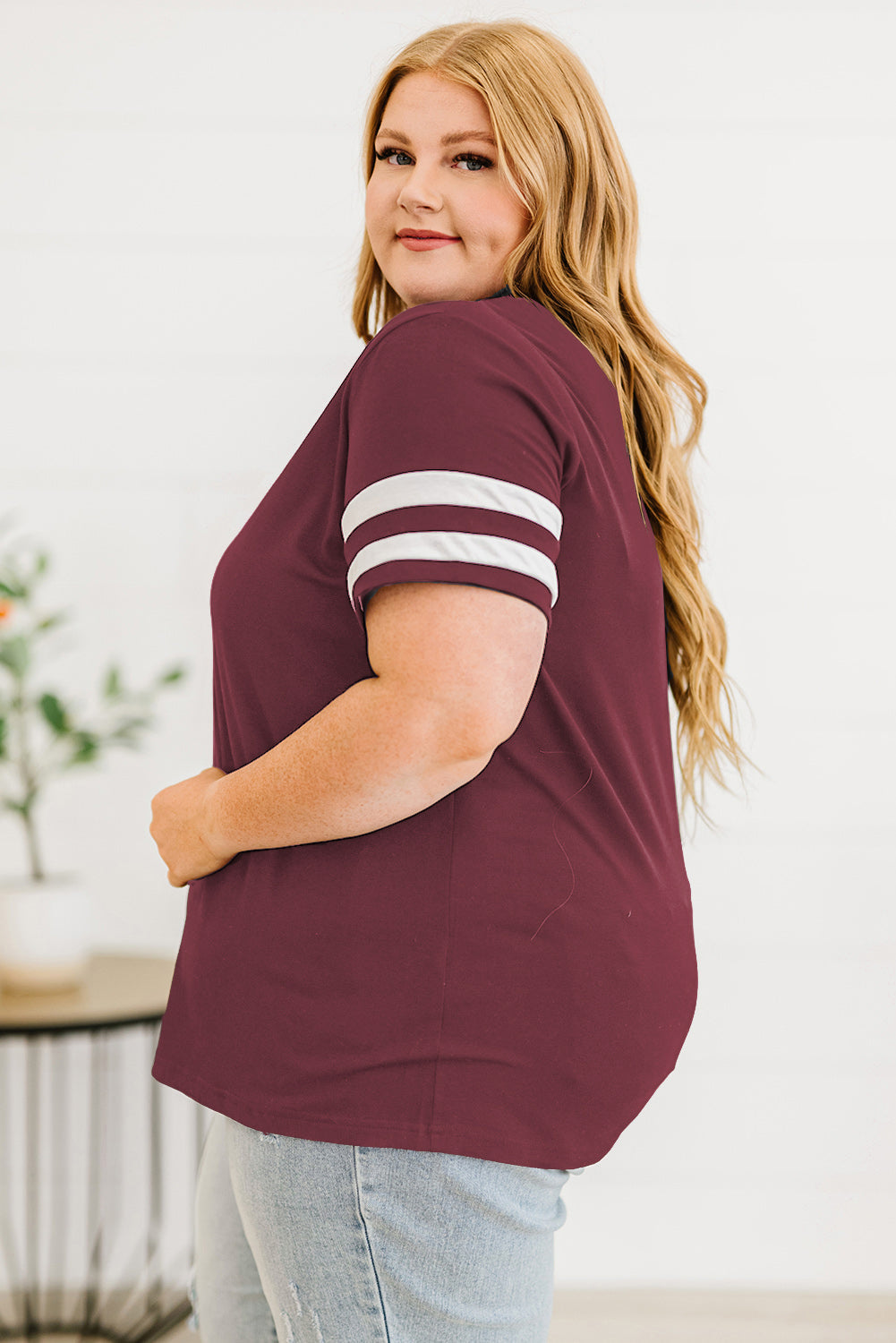 Camiseta de talla grande con cuello de pico a rayas. Consulta la tabla de tallas en "más detalles"