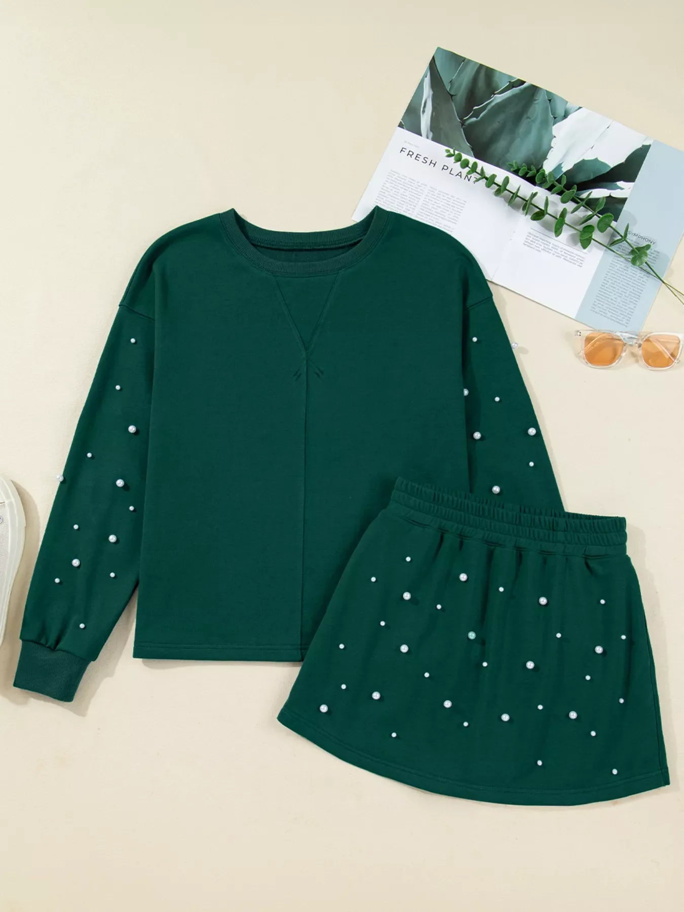 Conjunto de minifalda de cintura elástica y jersey con hombros caídos adornado con perlas