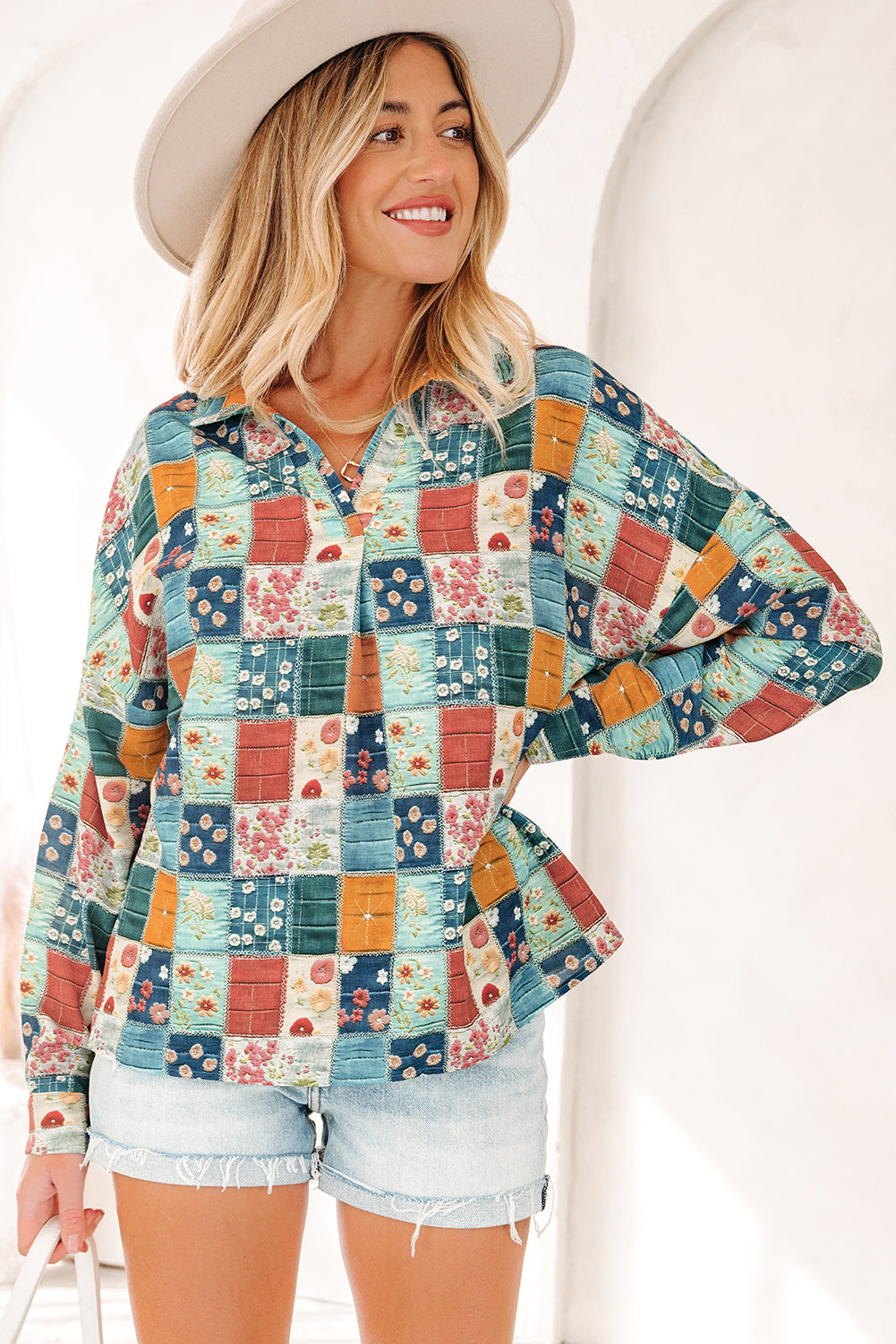 Blusa holgada con cuello, escote en V, mangas enrollables y estampado floral celeste