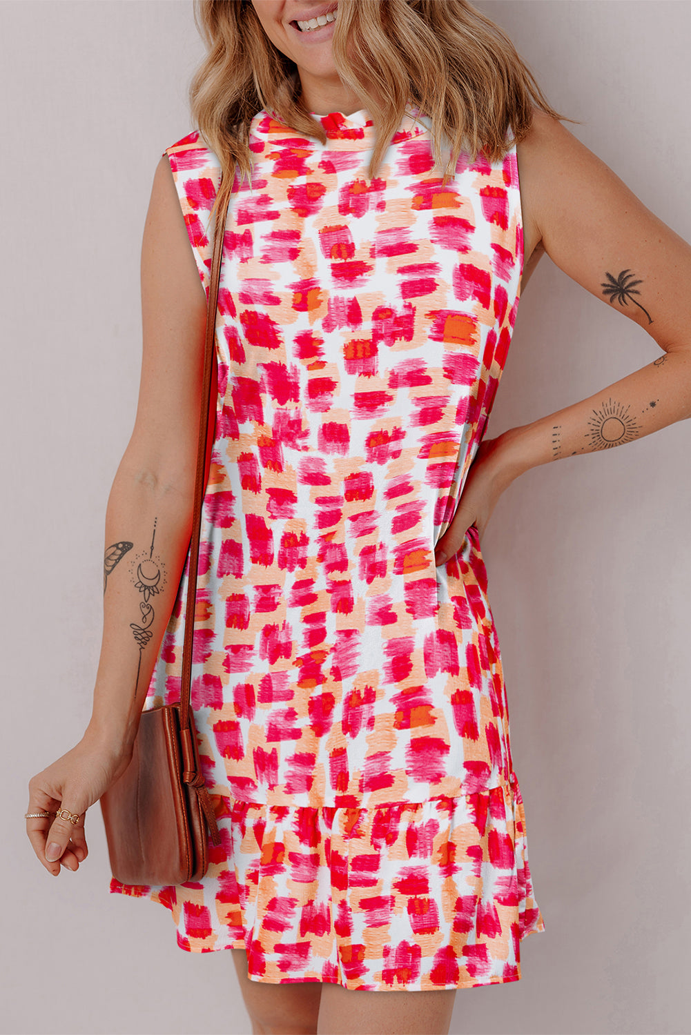Minivestido sin mangas con cuello con volantes y estampado abstracto rosa