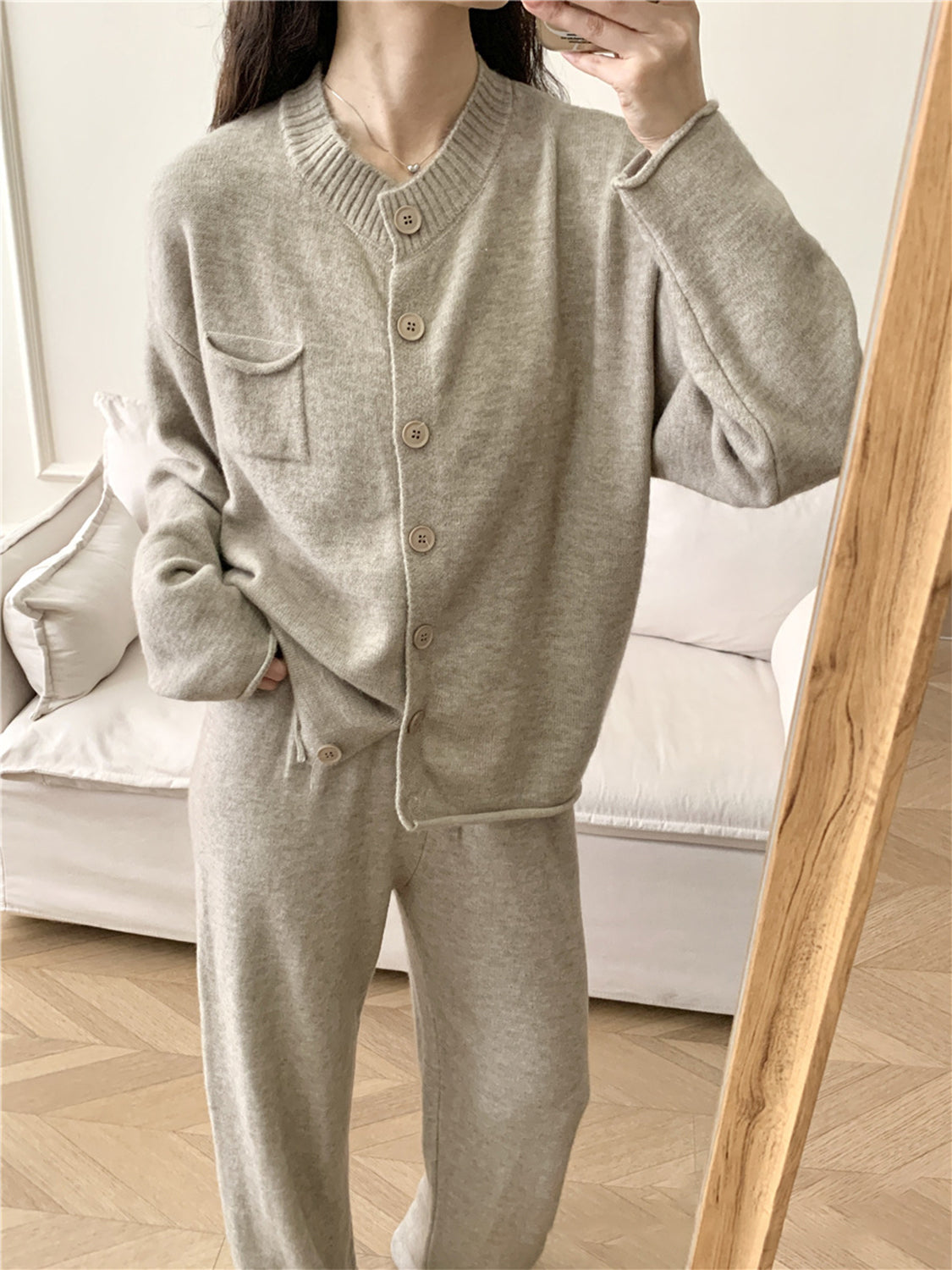 Conjunto de cárdigan con cuello redondo y botones, y pantalón
