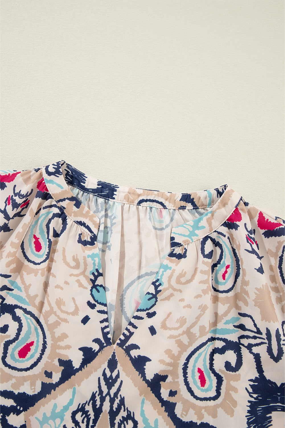 Blusa blanca abstracta estampada con cuello en V con muesca y manga dividida a la mitad