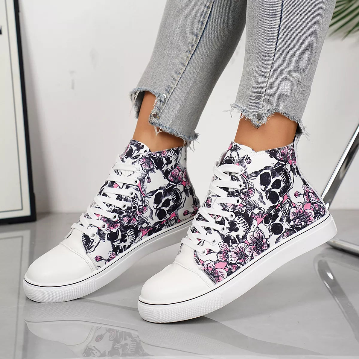 Round Toe Lace Up Sneakers