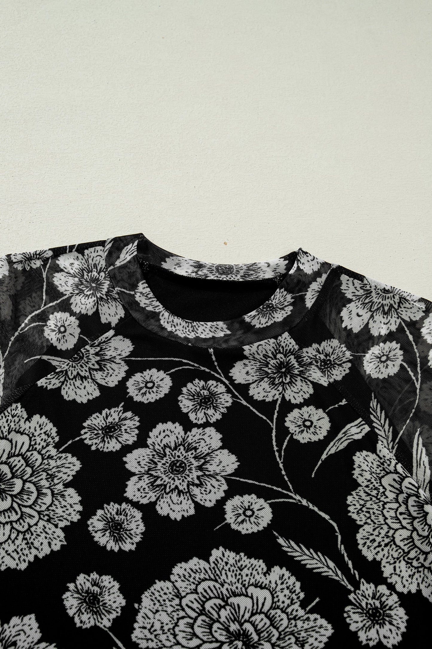 Top de malla de manga larga con agujero para el pulgar y estampado floral marrón