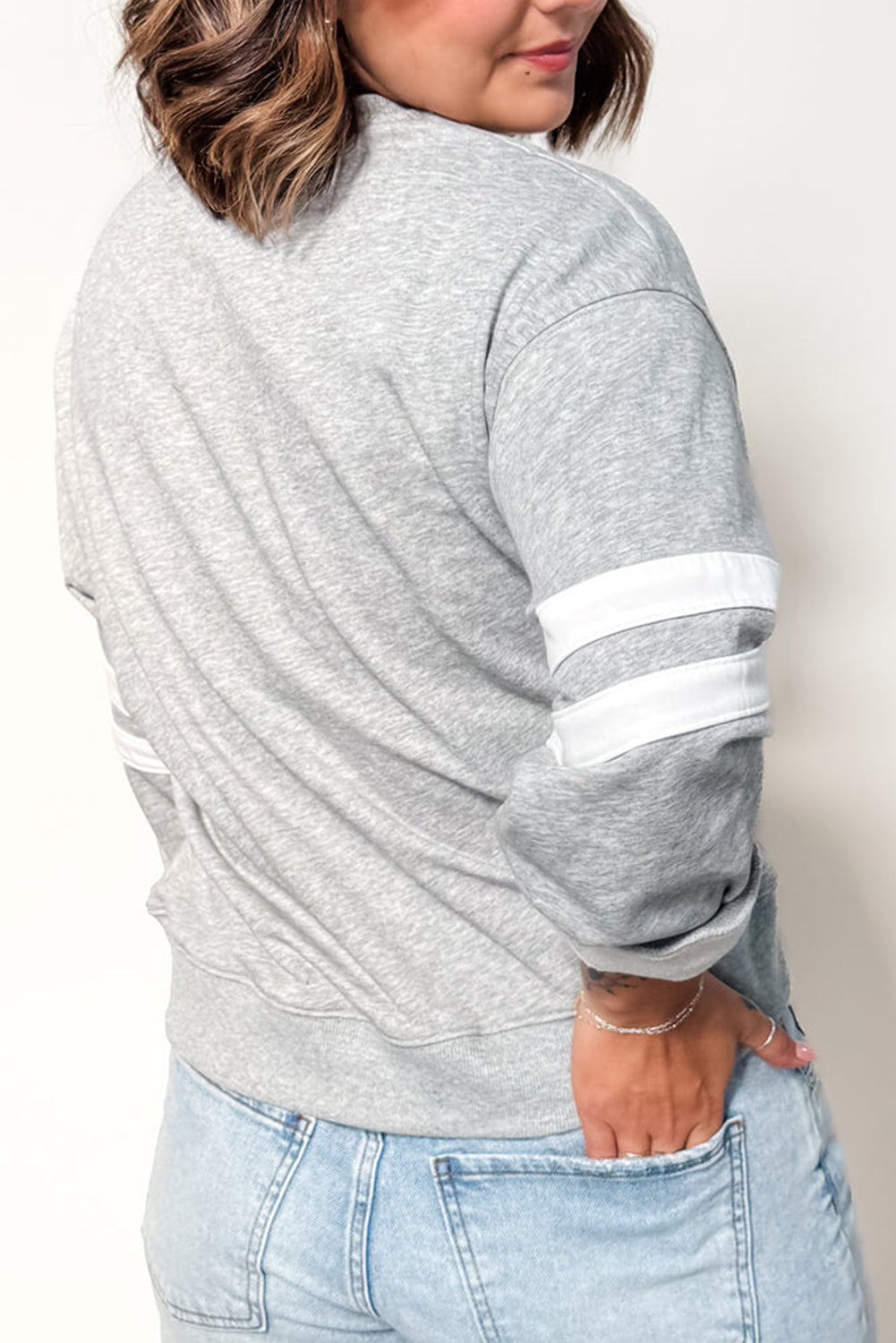 Sudadera Plus con cuello redondo y detalle de rayas universitarias en gris claro