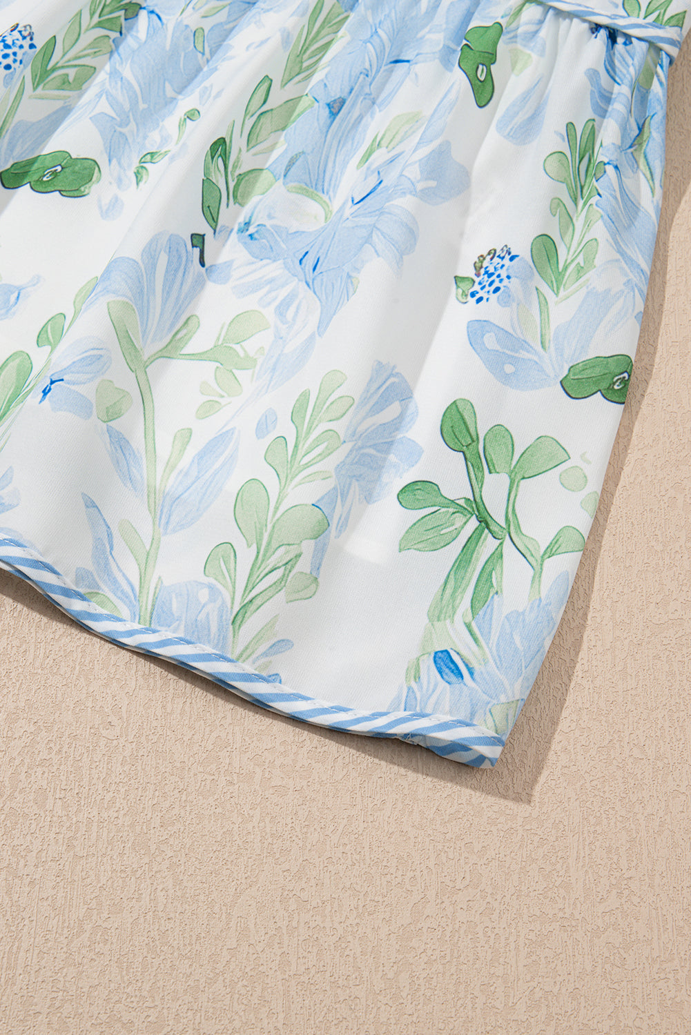 Minivestido de manga corta con capas y ribete en contraste floral azul cielo