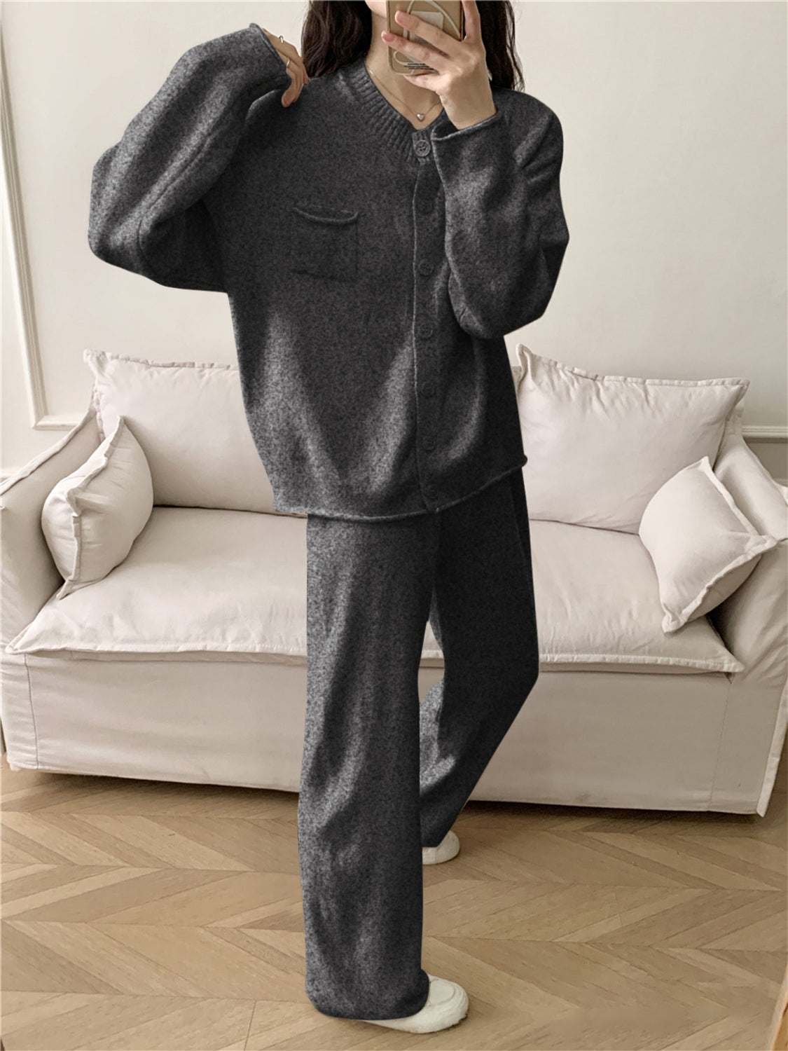 Conjunto de cárdigan con cuello redondo y botones, y pantalón