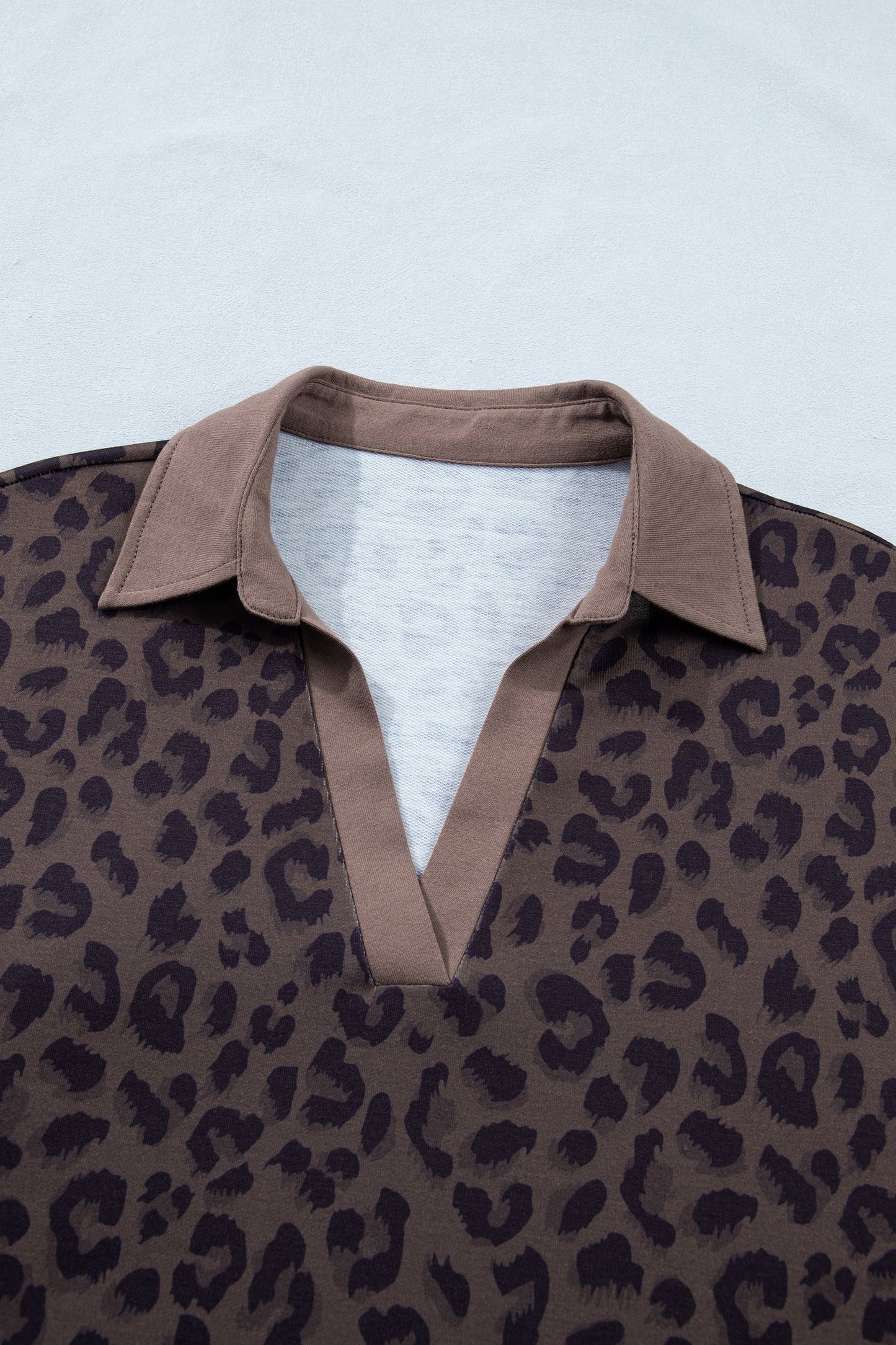 Conjunto corto de 2 piezas con cuello en V marrón y estampado de leopardo