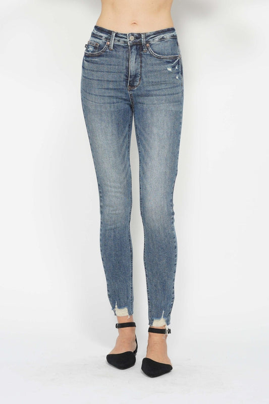 Jeans ajustados Judy Blue de talla completa con control de abdomen, lavado vintage y bajo destruido