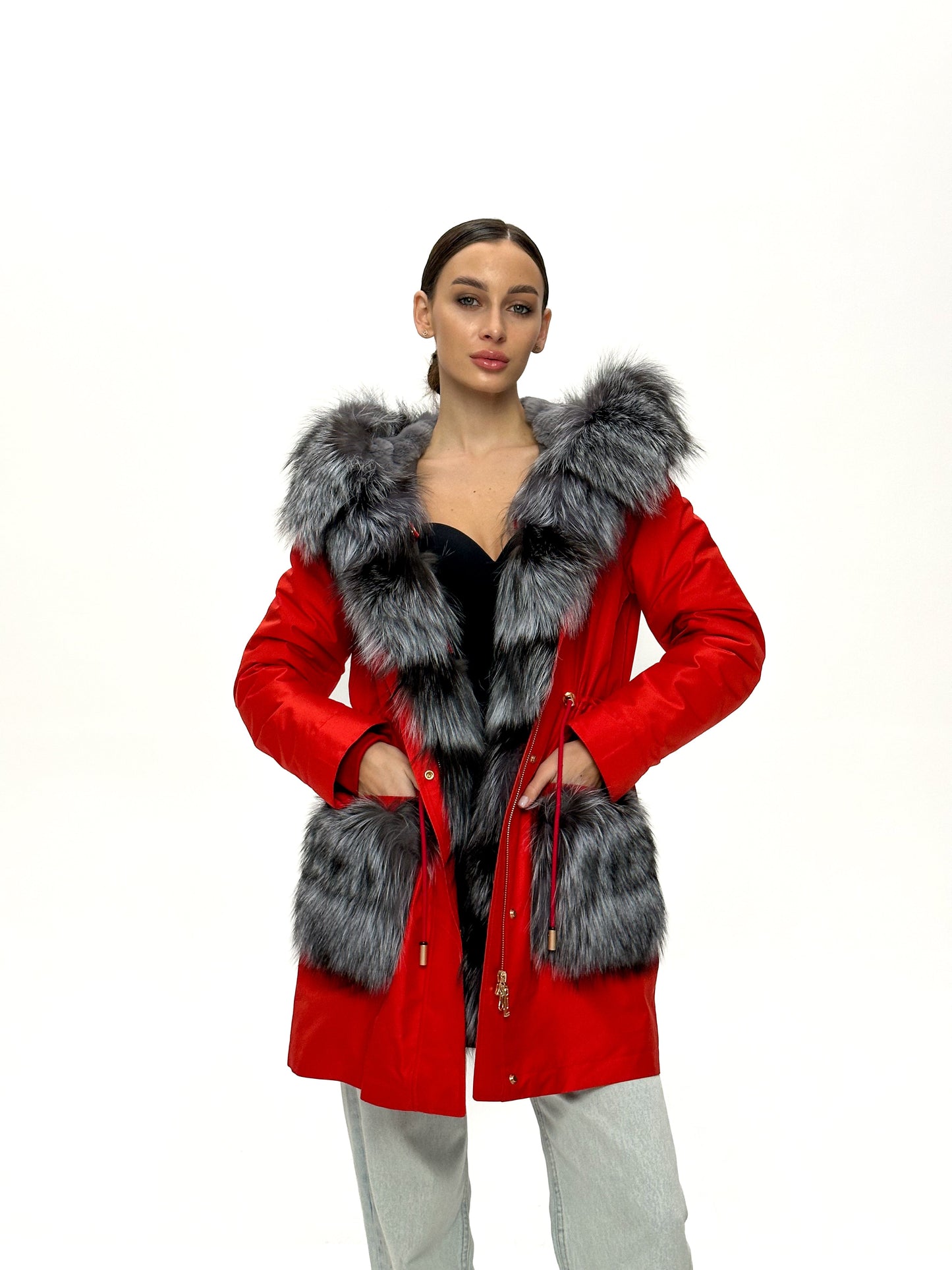 Parka Roma de piel auténtica de zorro plateado y conejo con aislamiento en color rojo