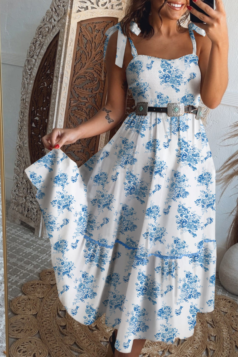 Vestido largo sin mangas con nudo en los hombros, fruncido y estampado floral azul cielo