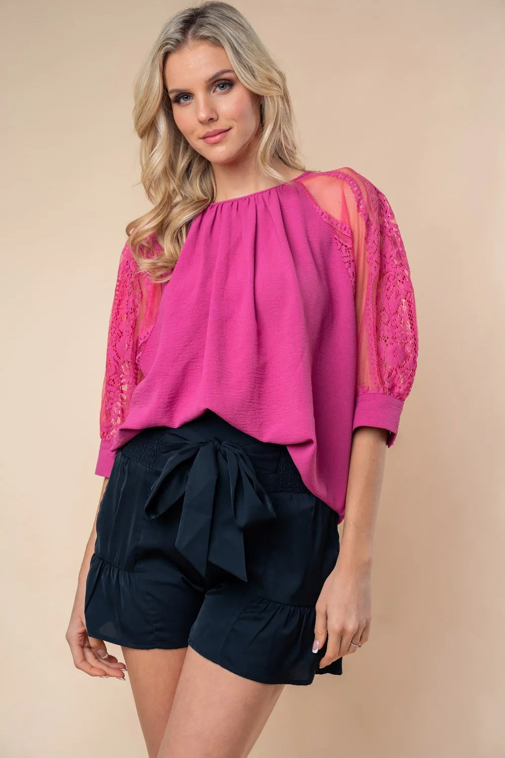 Blusa Blanca de Abedul con Cuello Redondo y Encaje de Media Manga