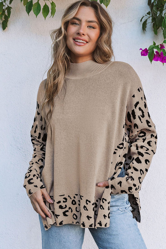 Suéter holgado de cuello alto con abertura lateral y estampado de leopardo caqui