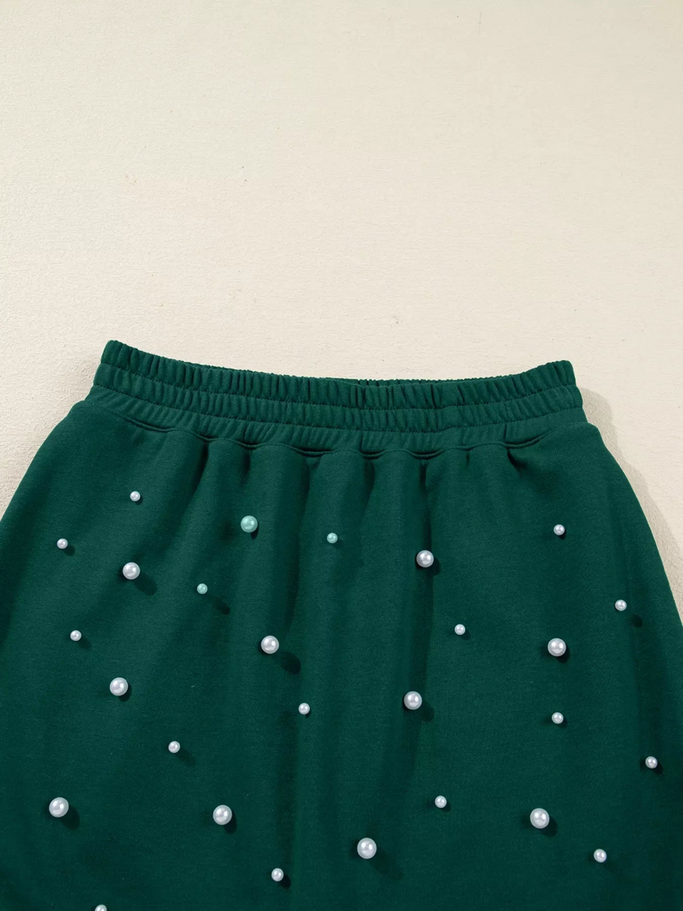 Conjunto de minifalda de cintura elástica y jersey con hombros caídos adornado con perlas