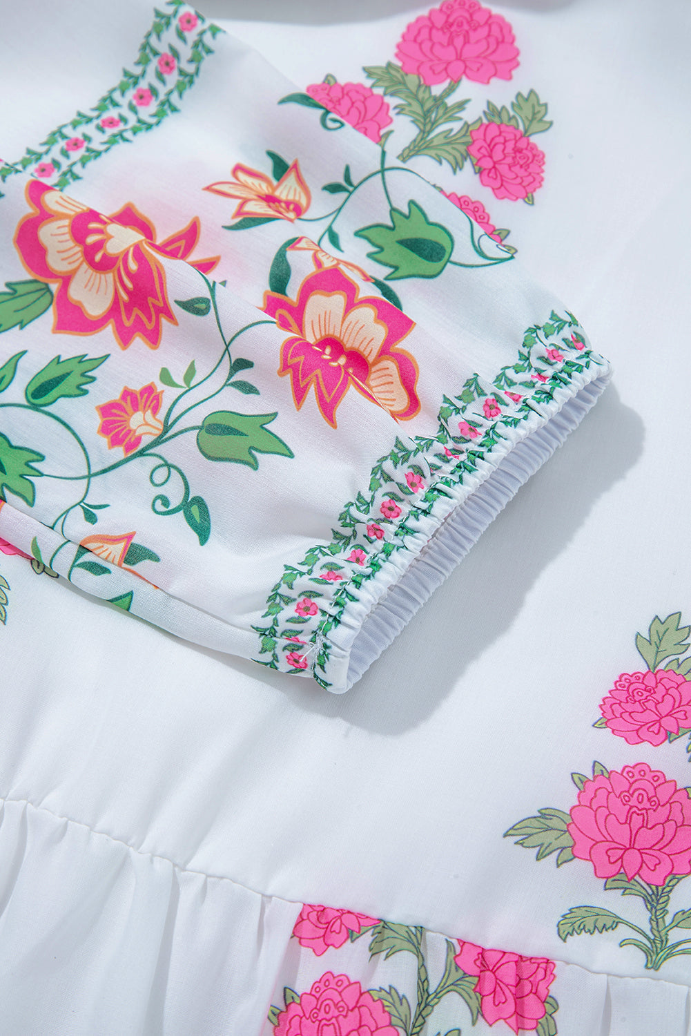Vestido maxi con estampado floral blanco, cuello mandarín de medio botón y manga 3/4