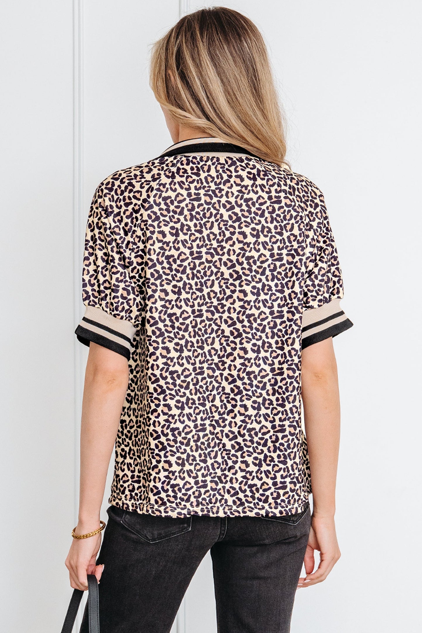 Top de manga corta tipo patchwork con cremallera, cuello alto y estampado de leopardo caqui con ribete a rayas