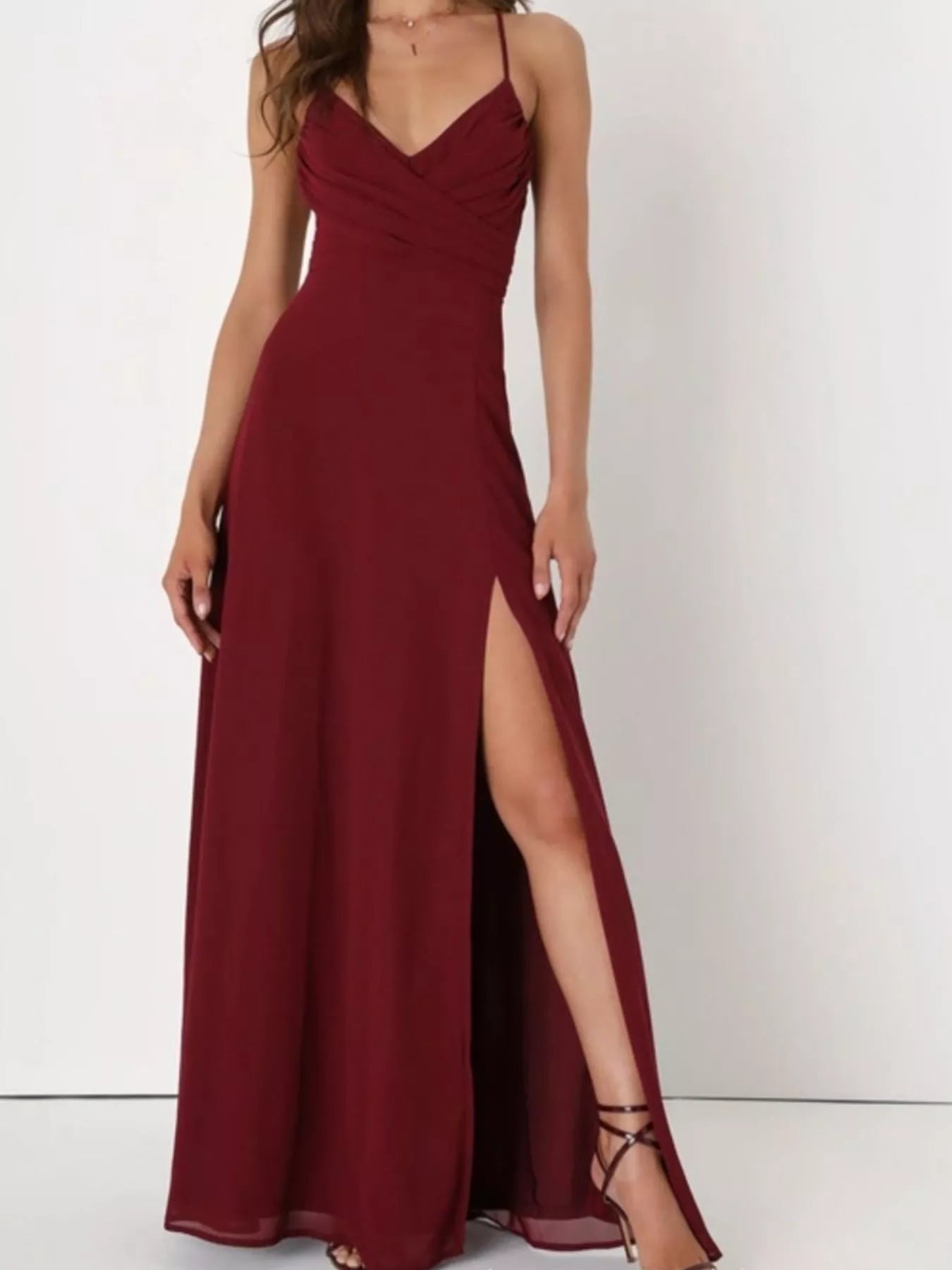 Vestido largo con abertura trasera y tiras cruzadas