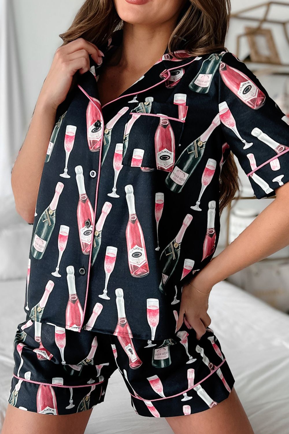 Conjunto de top de manga corta y shorts con estampado de champán