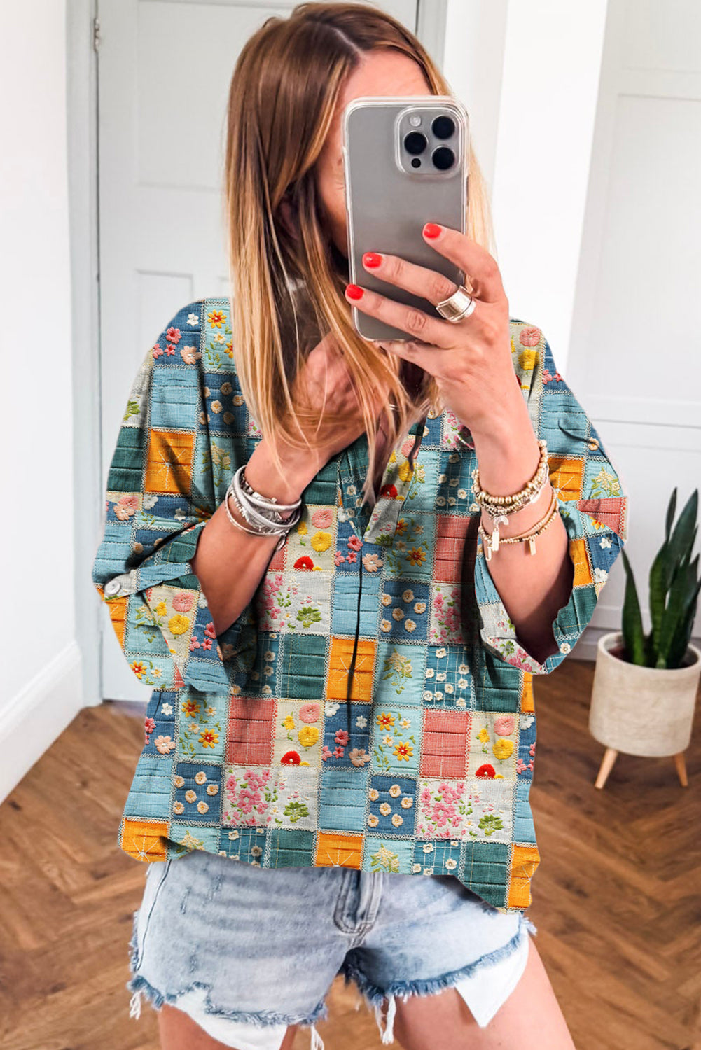 Blusa escote en V con cuello y retazos florales azul cielo