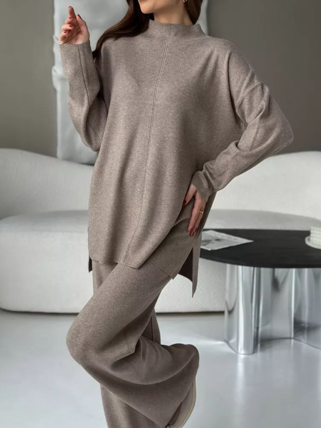 Conjunto de suéter de top de cuello simulado con aberturas y pantalón
