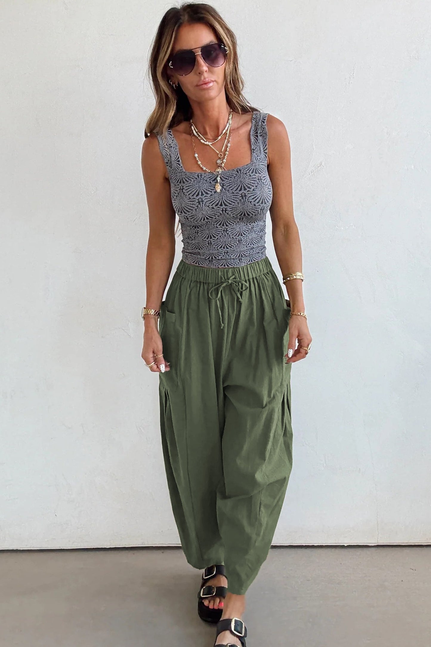 Pantalones casuales de pierna ancha con cintura elástica con cordón y bolsillos de parche en verde selva