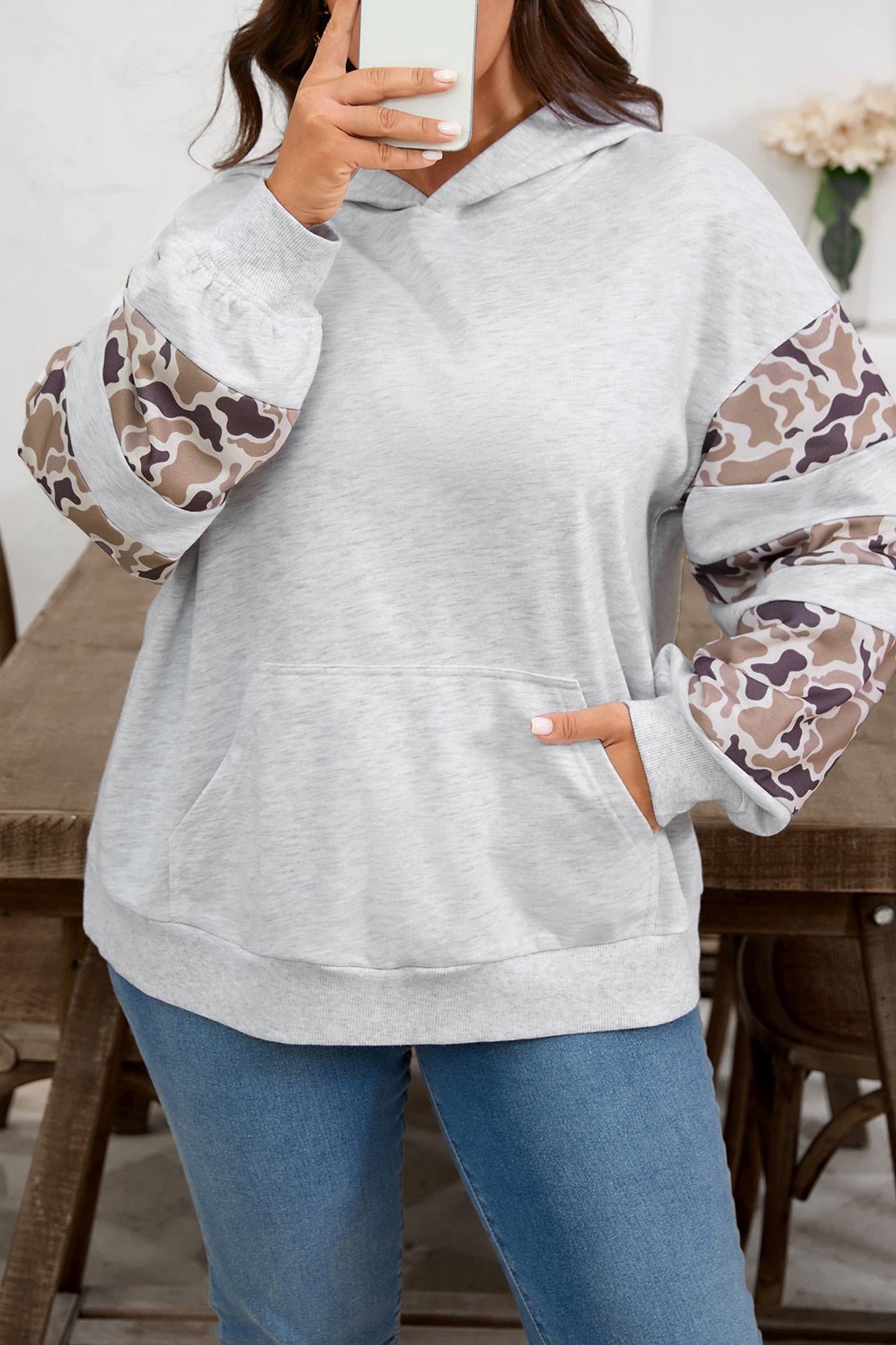 Sudadera con capucha de talla grande con manga asimétrica y retales de camuflaje gris claro