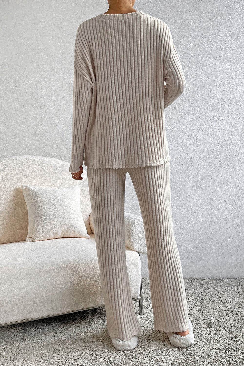 Conjunto de dos piezas de punto acanalado caqui con cuello en V y diseño holgado