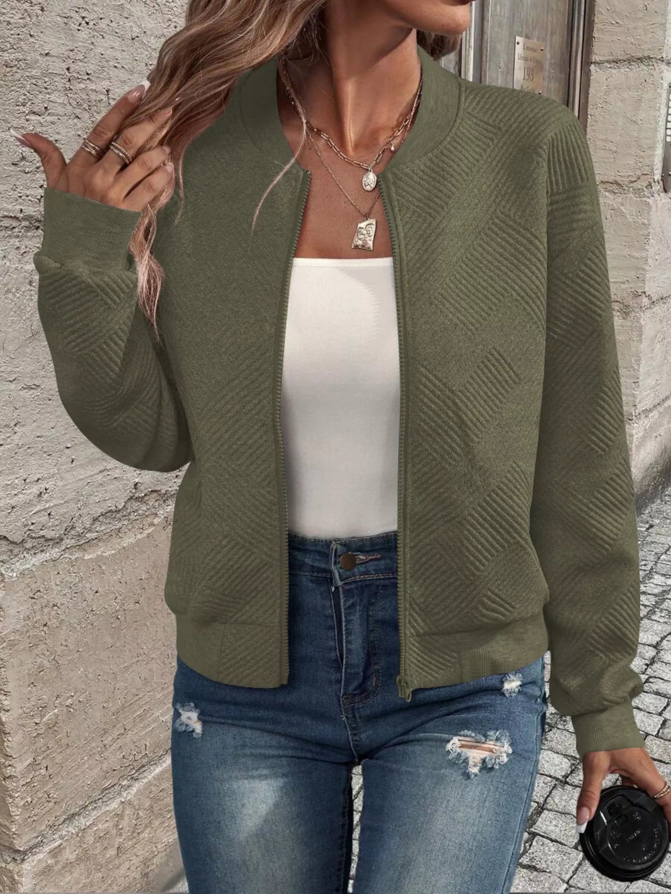 Chaqueta bomber con cremallera y textura