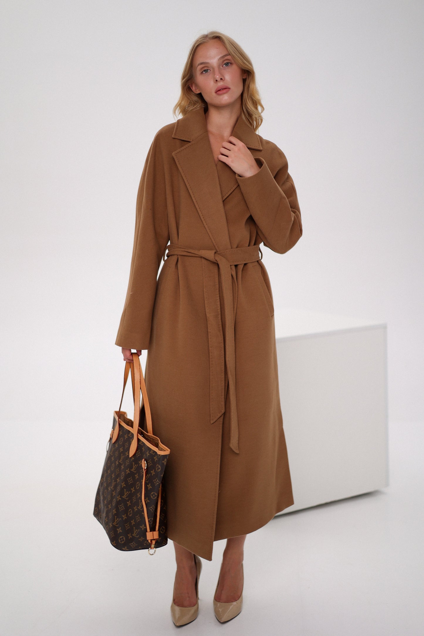 Abrigo Cambridge Comfort cruzado de lana y cachemira en color camel oscuro