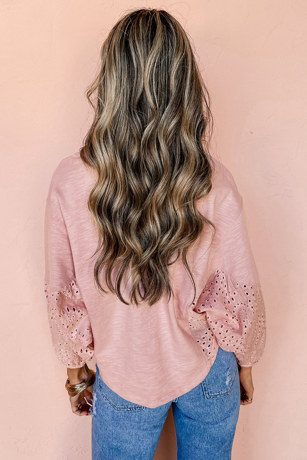 Blusa color rosa claro con escote en V con abertura en la parte delantera y manga murciélago